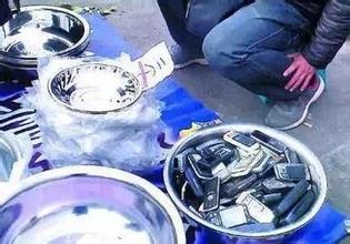 街头流动小贩旧手机换脸盆，劝大家莫贪便宜