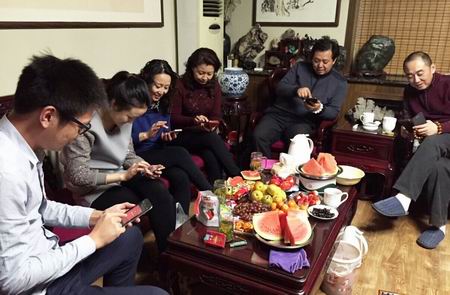 其乐融融一家子抢红包 其乐融融一家子抢红包