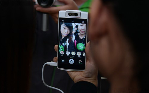 OPPO N3自拍神器让你随时随地都可拍照,成情人节搭讪神器 OPPO N3自拍神器让你随时随地都可拍照,成情人节搭讪神器